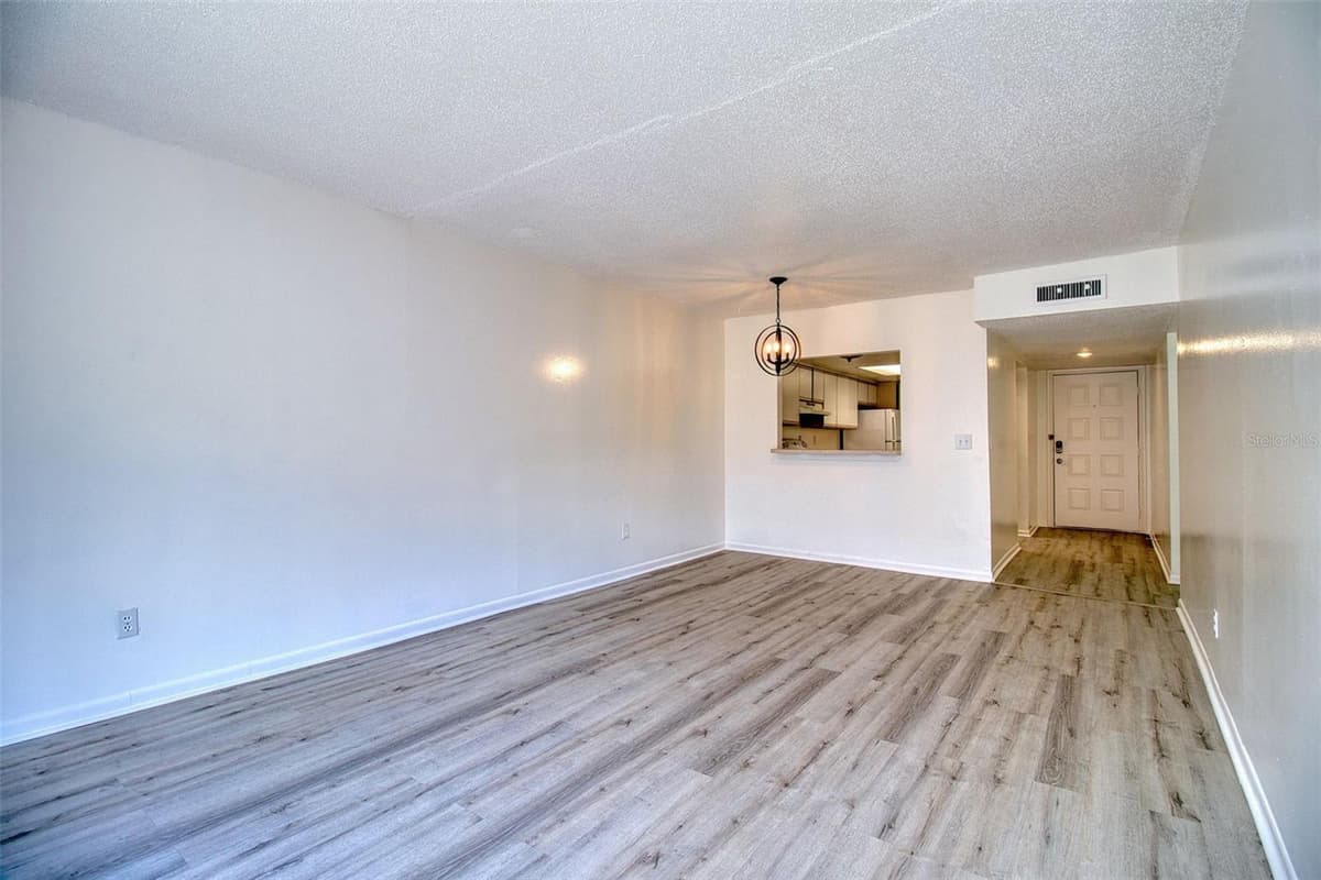 6334 NEWTOWN CIRCLE — photo 6 of 29