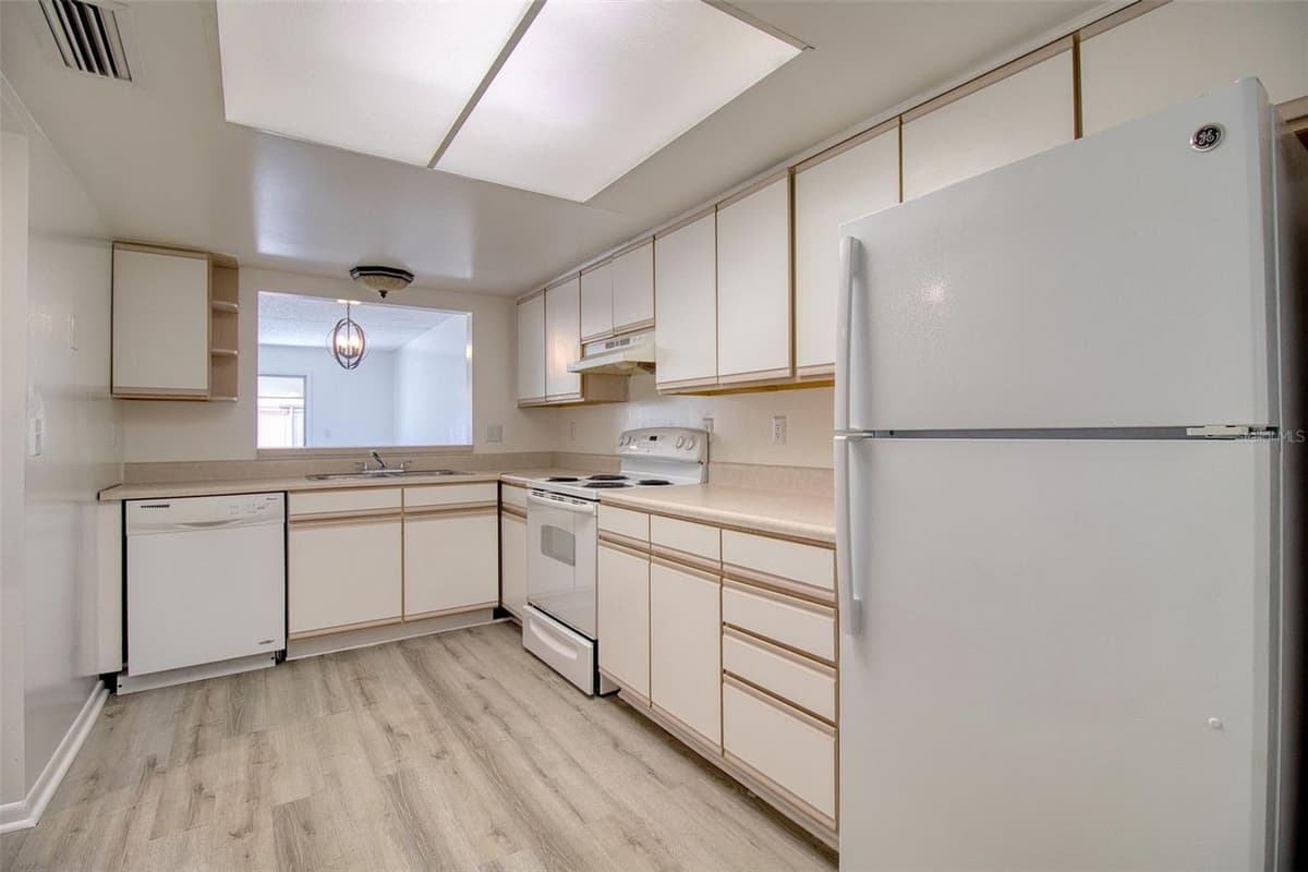 6334 NEWTOWN CIRCLE — photo 9 of 29