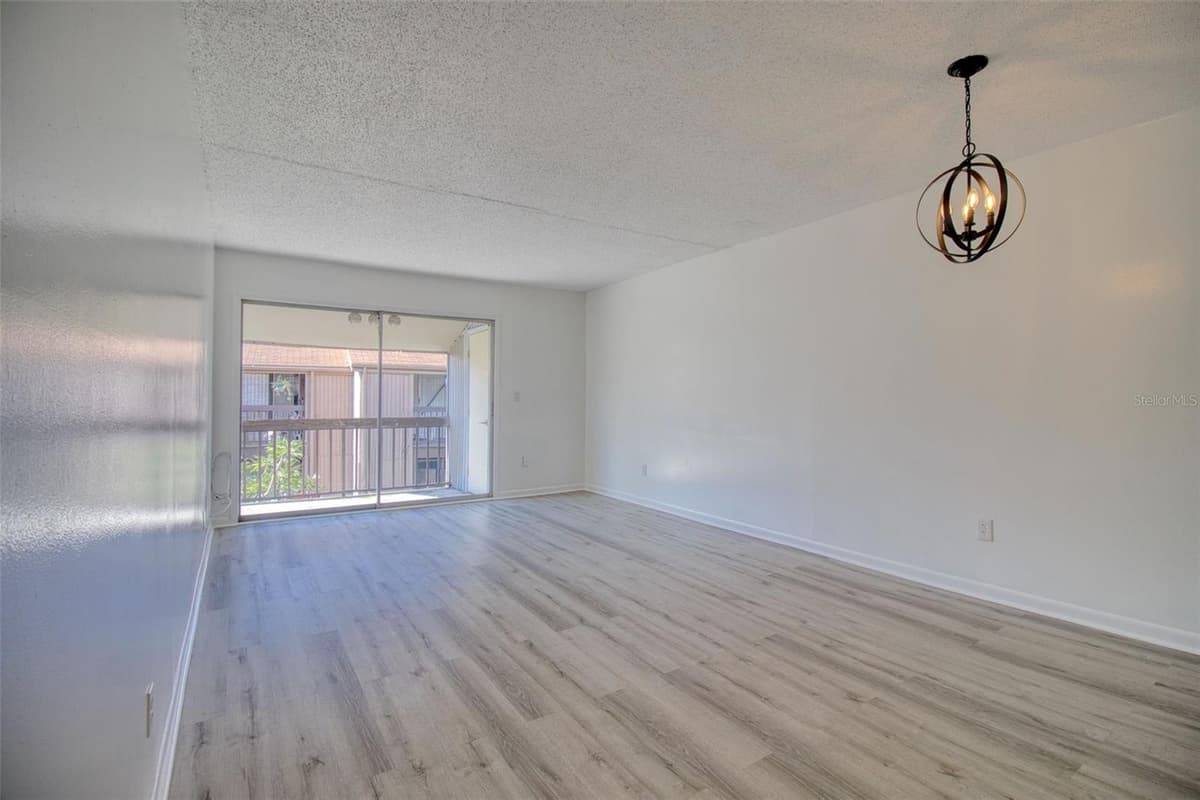 6334 NEWTOWN CIRCLE — photo 4 of 29