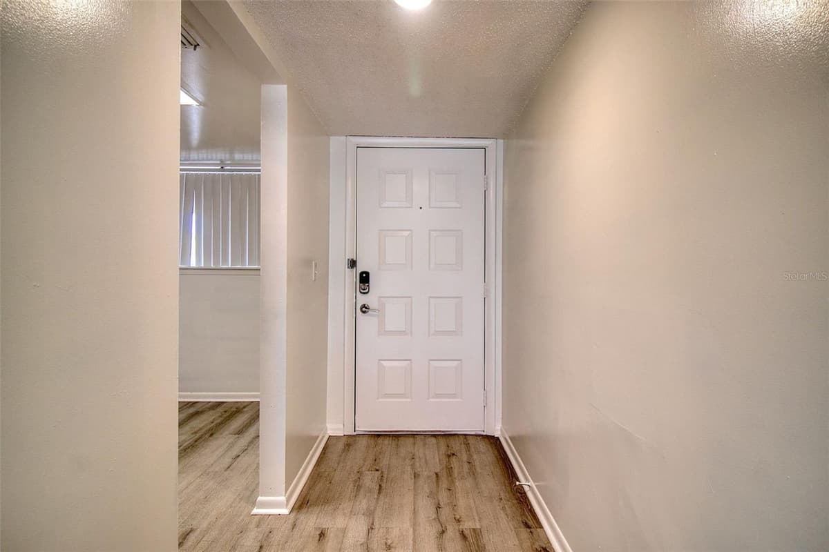 6334 NEWTOWN CIRCLE — photo 3 of 29