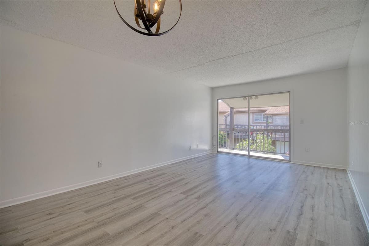 6334 NEWTOWN CIRCLE — photo 5 of 29