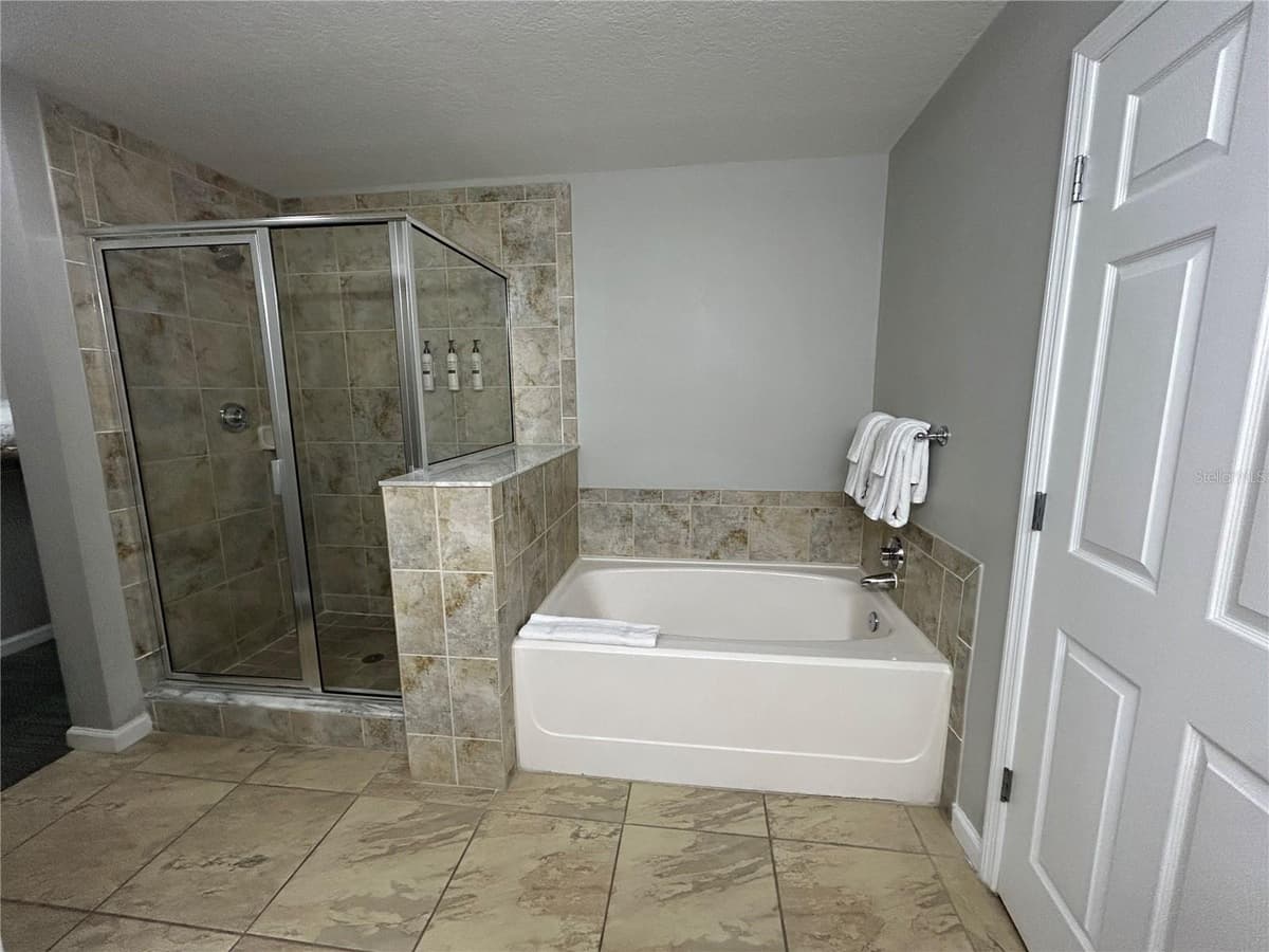 14501 GROVE RESORT AVENUE — photo 44 of 59