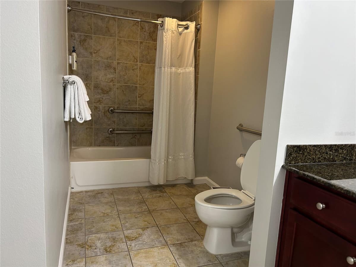 14501 GROVE RESORT AVENUE — photo 14 of 59