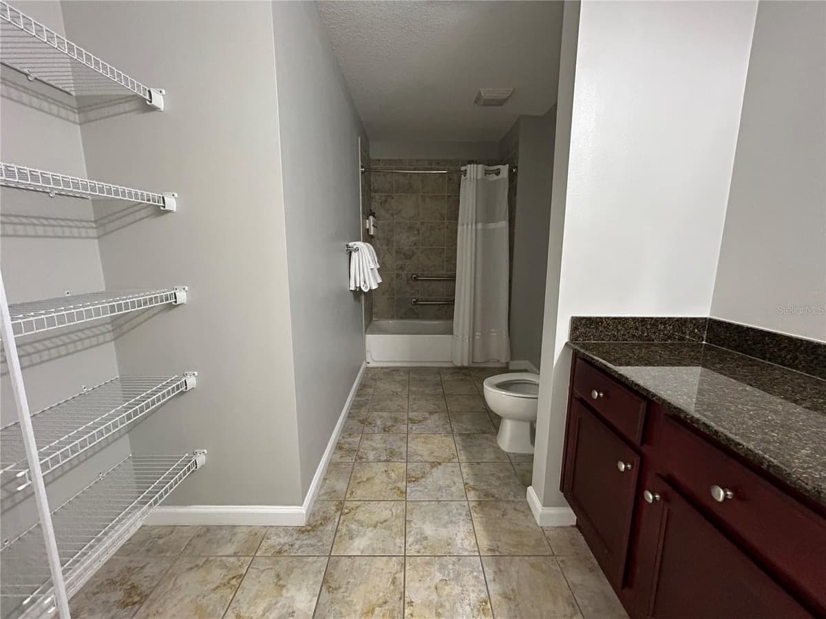 14501 GROVE RESORT AVENUE — photo 12 of 59