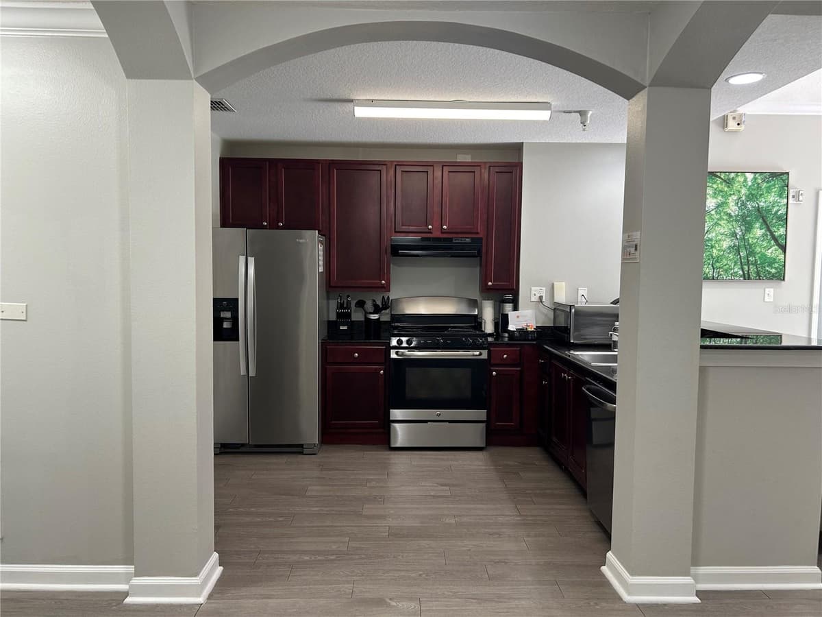 14501 GROVE RESORT AVENUE — photo 3 of 59