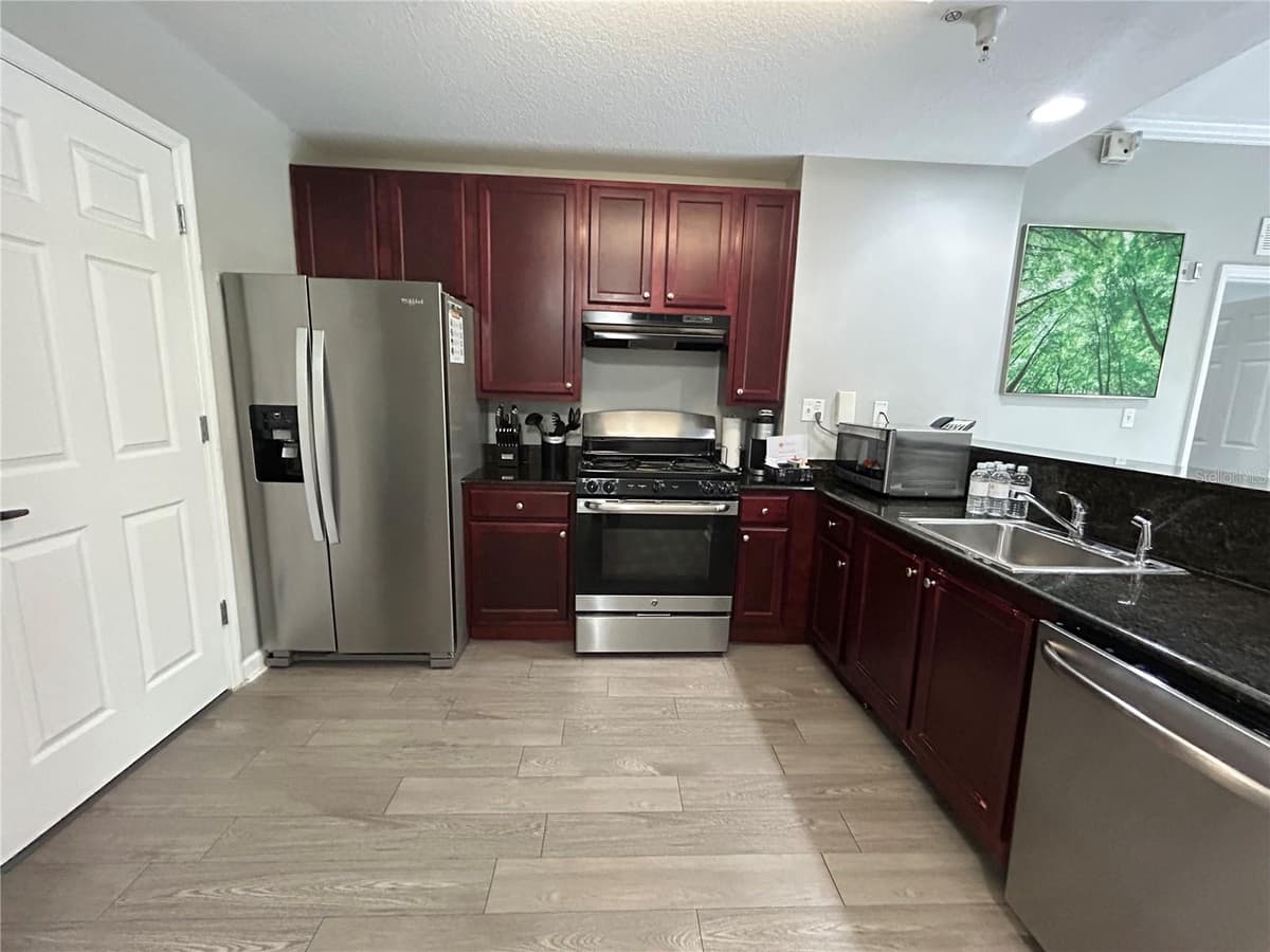 14501 GROVE RESORT AVENUE — photo 36 of 59