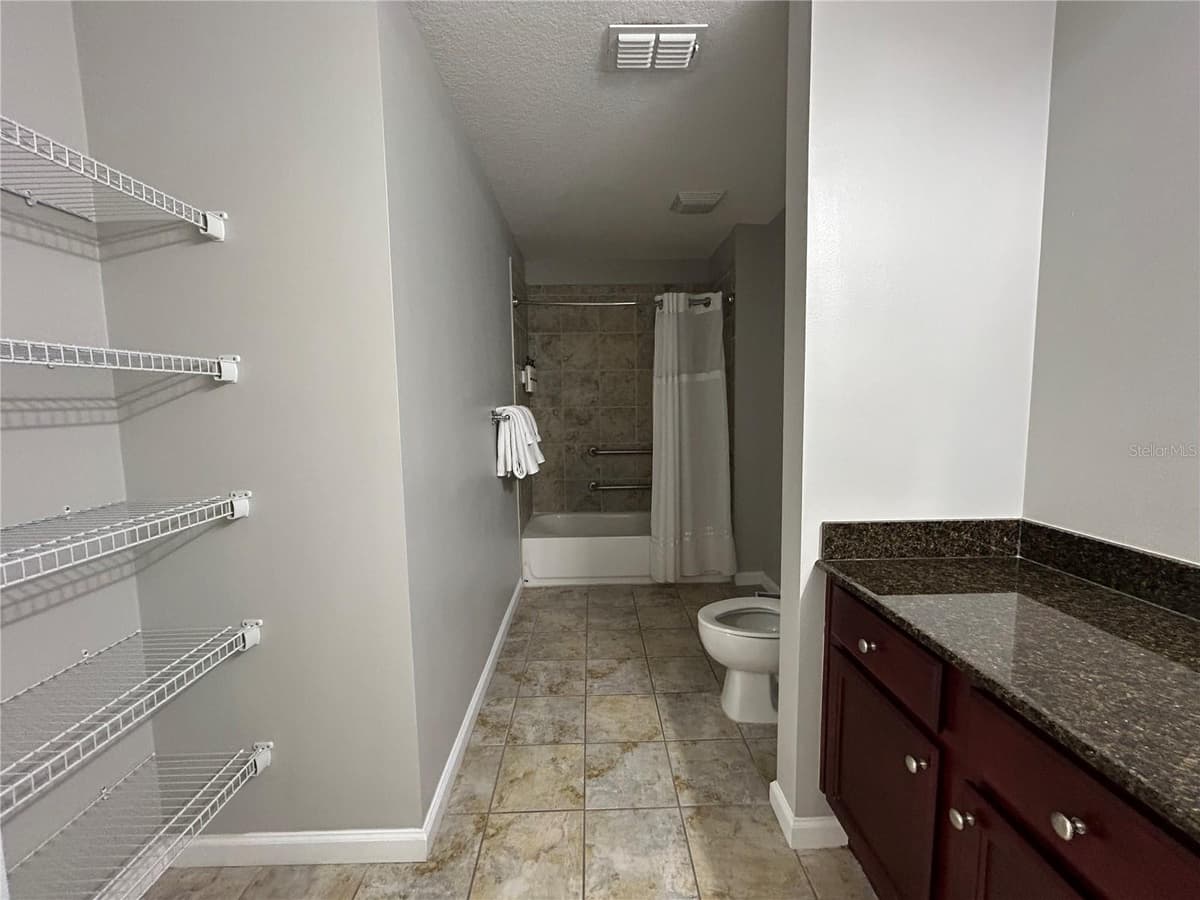 14501 GROVE RESORT AVENUE — photo 11 of 59