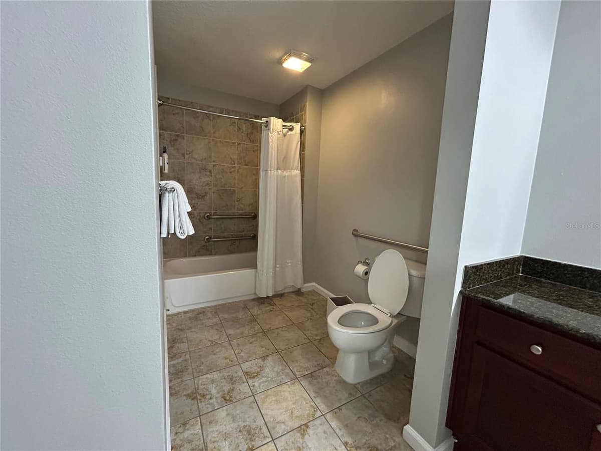 14501 GROVE RESORT AVENUE — photo 13 of 59