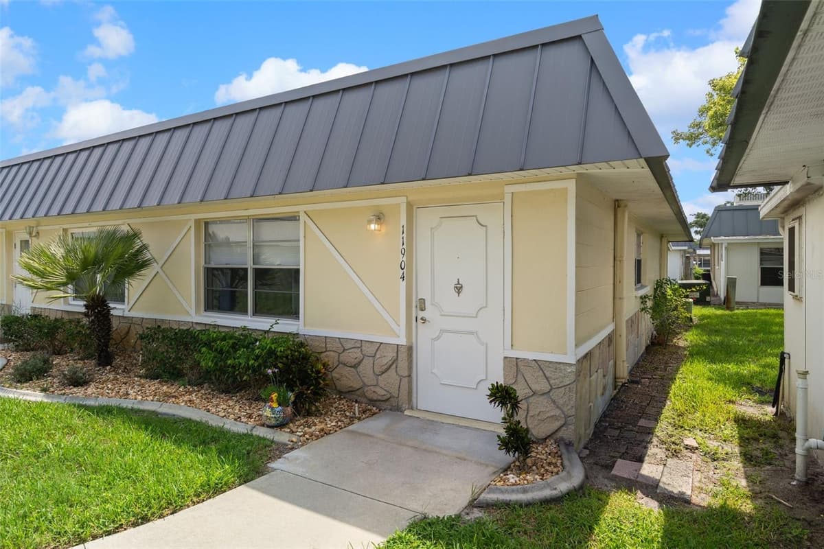 11904 BAYONET LANE — photo 4 of 33