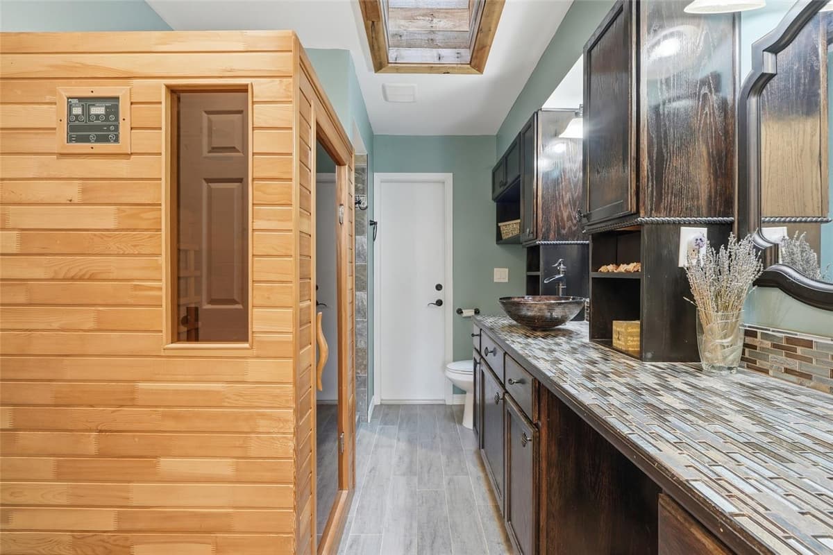 505 THOMPSON AVENUE — photo 18 of 40