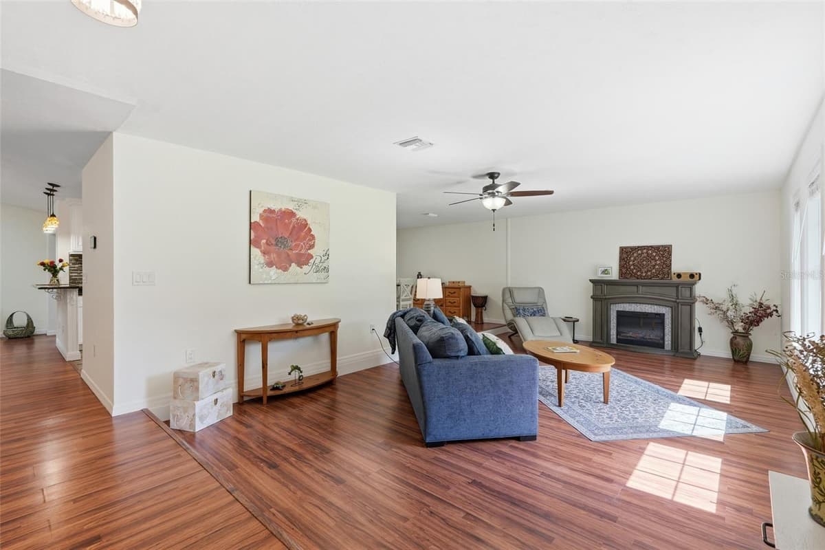 505 THOMPSON AVENUE — photo 6 of 40