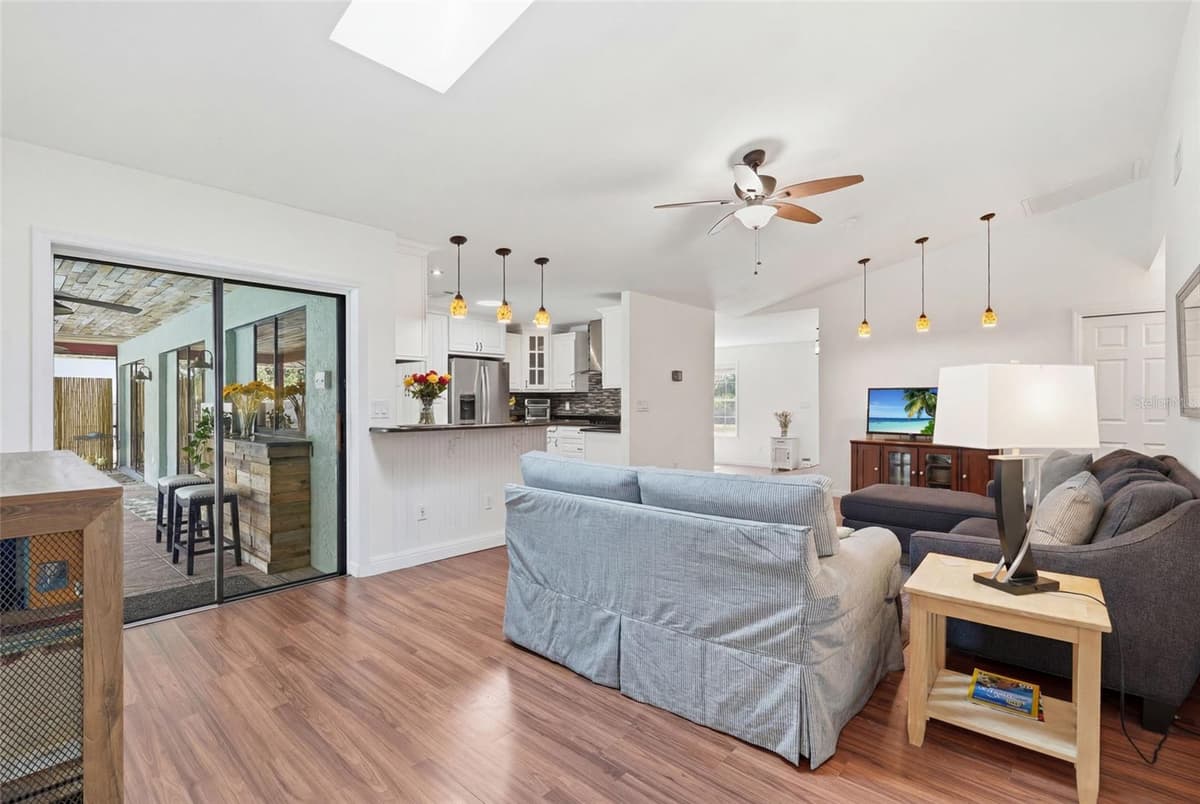 505 THOMPSON AVENUE — photo 13 of 40
