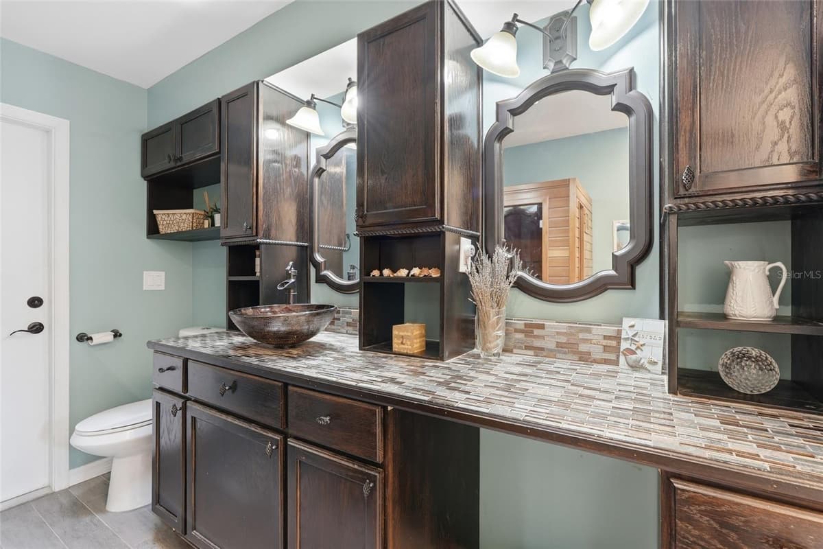 505 THOMPSON AVENUE — photo 19 of 40