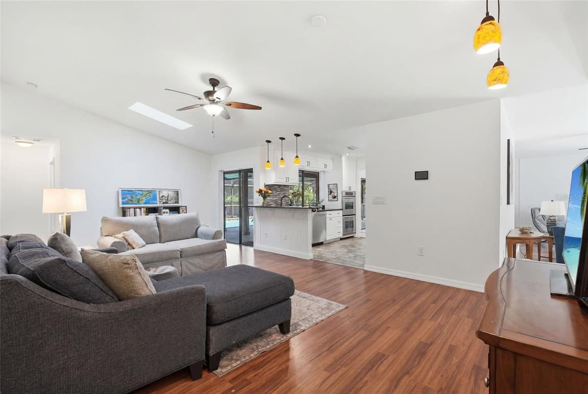505 THOMPSON AVENUE — photo 11 of 40