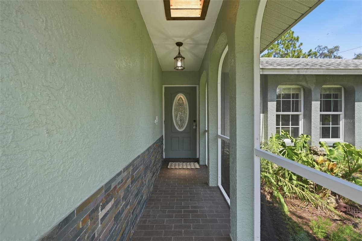 505 THOMPSON AVENUE — photo 4 of 40