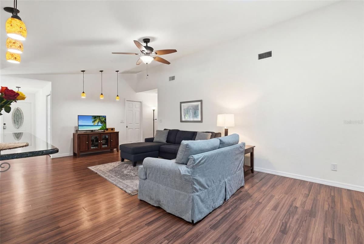 505 THOMPSON AVENUE — photo 12 of 40