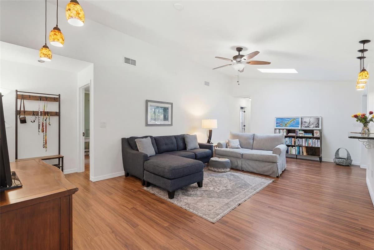 505 THOMPSON AVENUE — photo 10 of 40