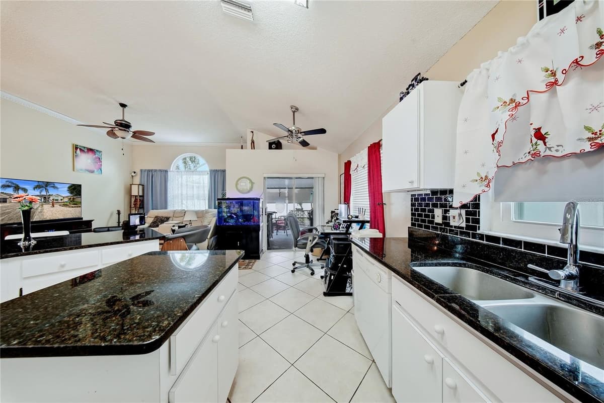 6804 MIRROR LAKE AVENUE — photo 15 of 46