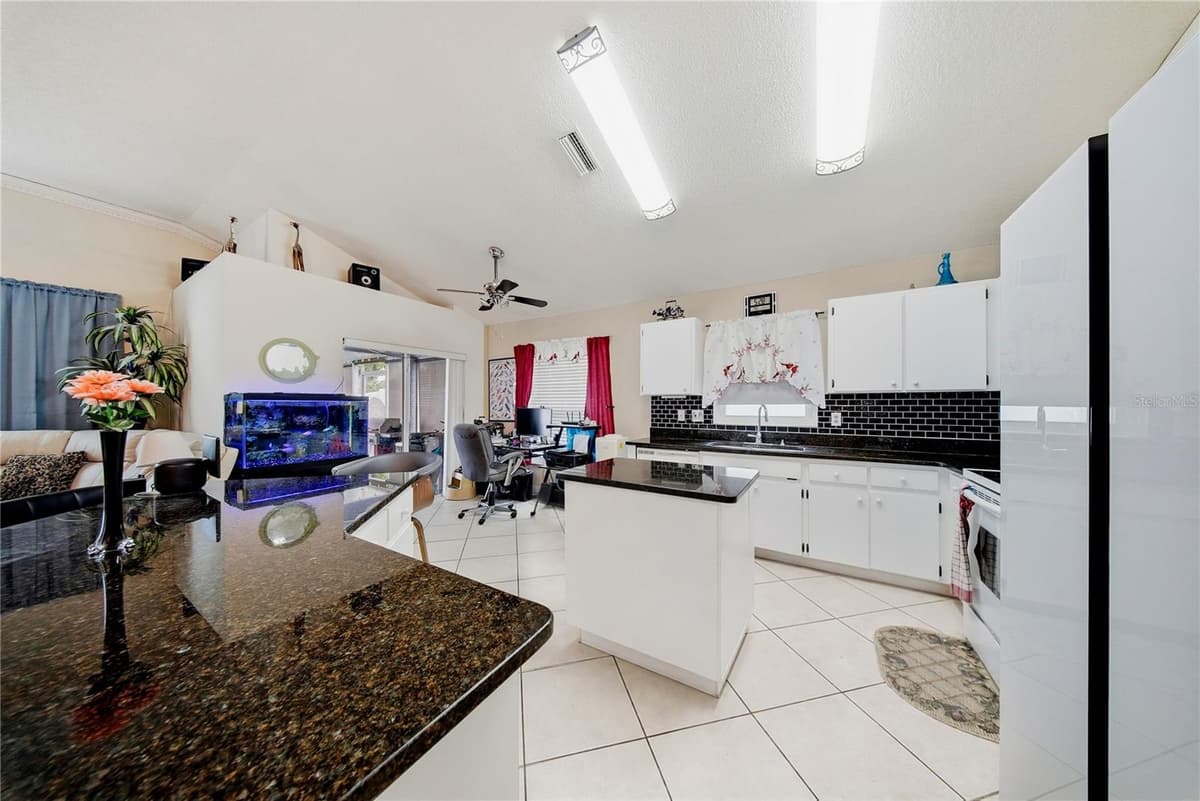 6804 MIRROR LAKE AVENUE — photo 12 of 46