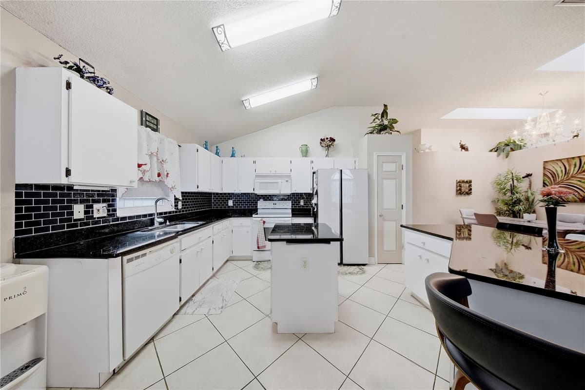 6804 MIRROR LAKE AVENUE — photo 17 of 46