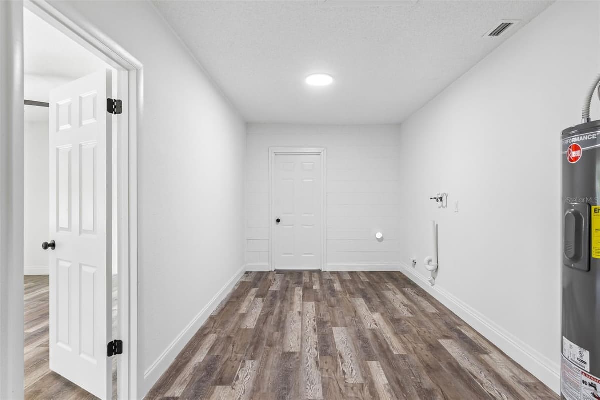 211 MELISSA COURT — photo 15 of 23