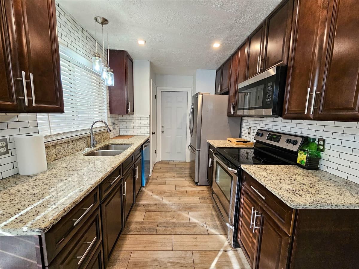212 CORTEZ AVENUE — photo 9 of 41