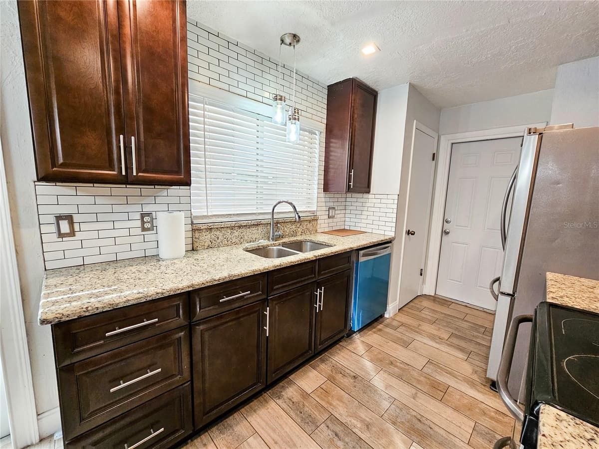 212 CORTEZ AVENUE — photo 10 of 41
