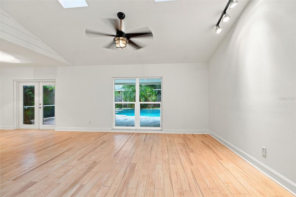 934 BERKLEY COURT — photo 6 of 37