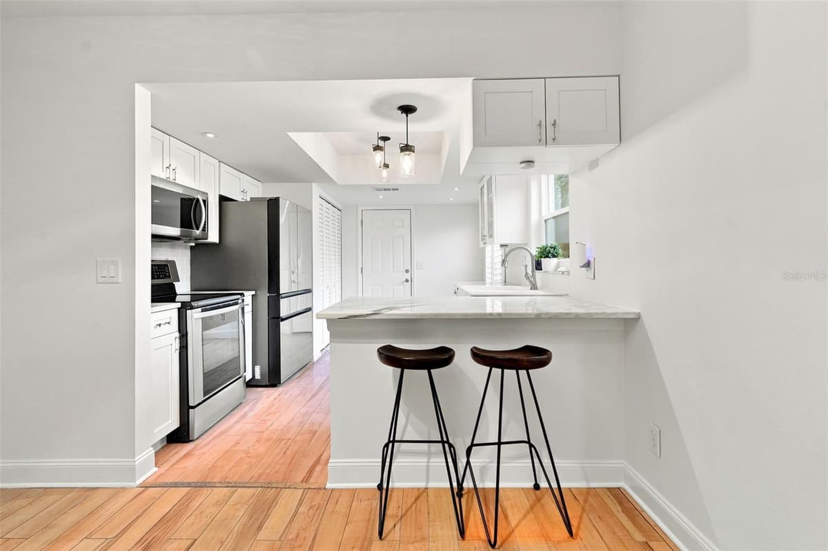 934 BERKLEY COURT — photo 11 of 37
