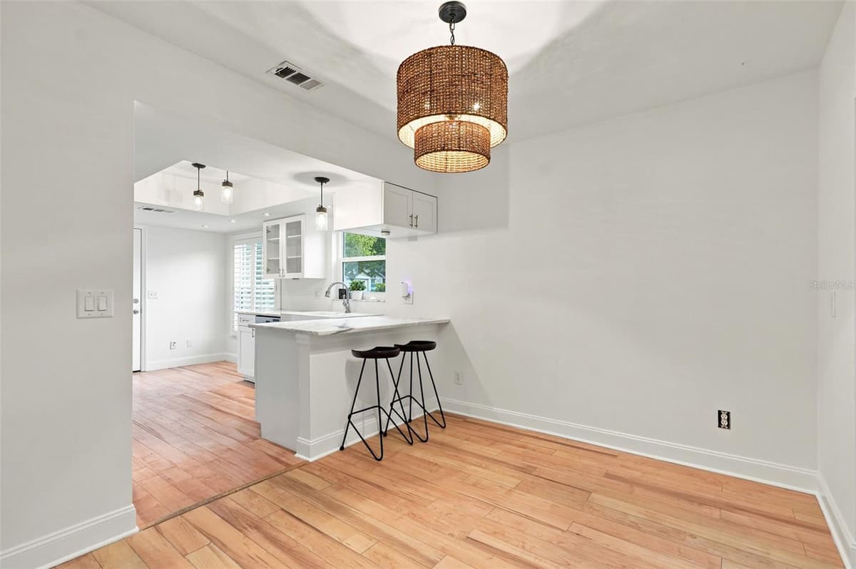934 BERKLEY COURT — photo 15 of 37