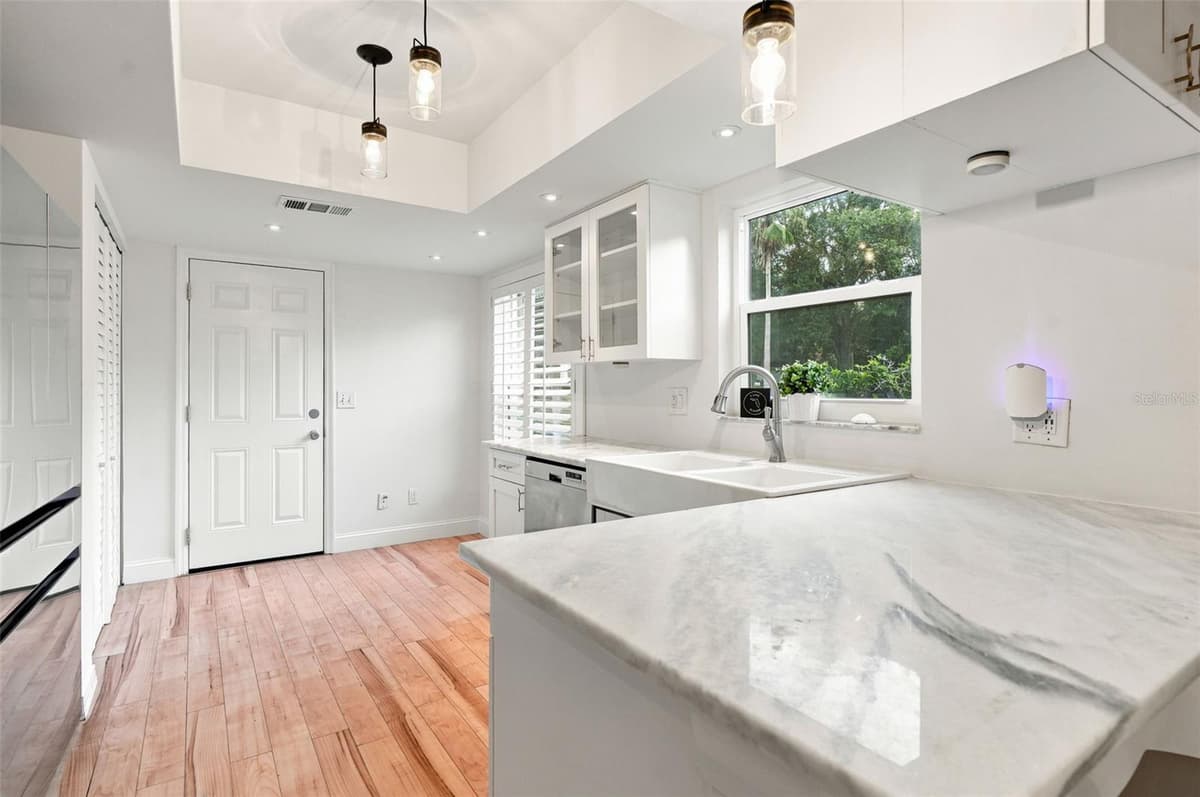 934 BERKLEY COURT — photo 8 of 37