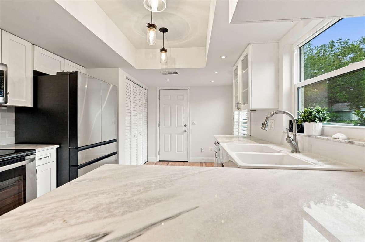 934 BERKLEY COURT — photo 9 of 37