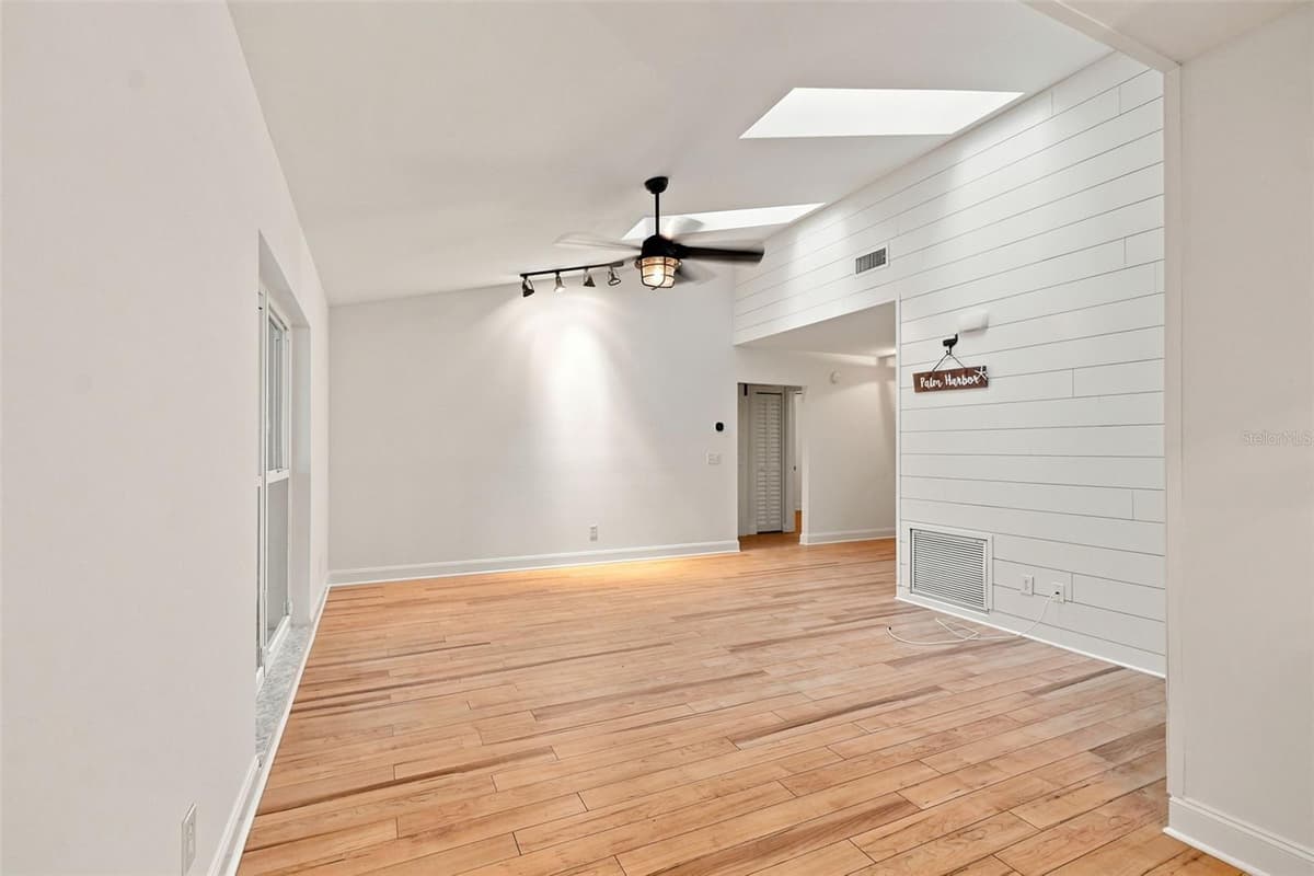 934 BERKLEY COURT — photo 7 of 37