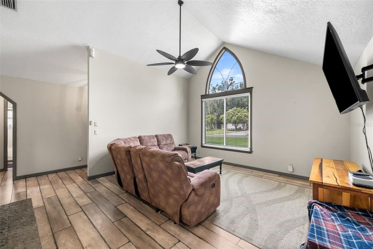 9 TEAK COURT — photo 3 of 15