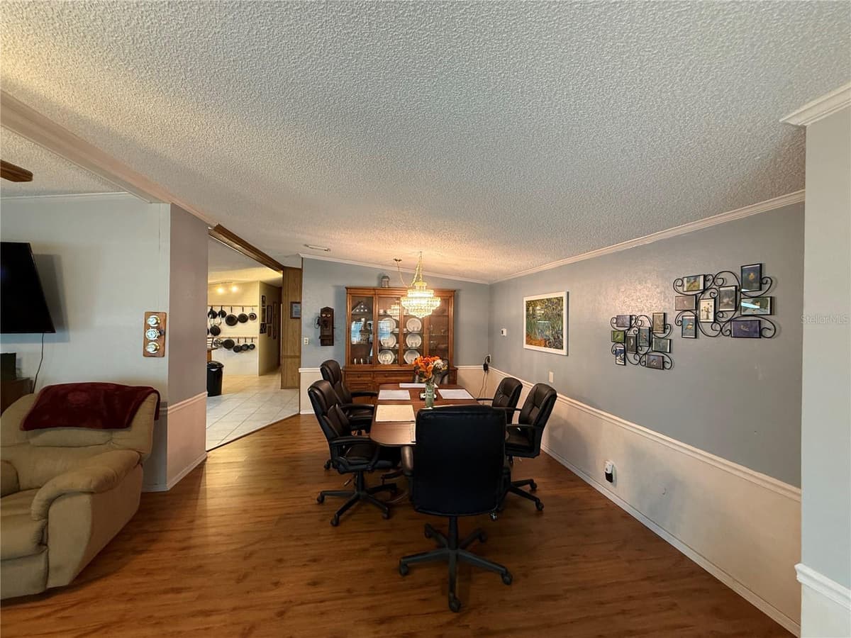 802 ROBIN LANE — photo 8 of 29