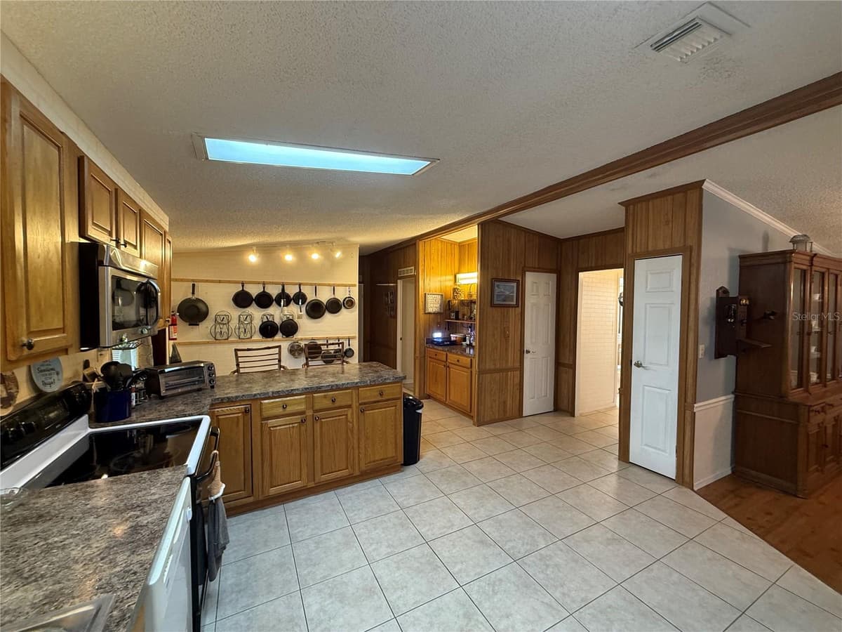 802 ROBIN LANE — photo 4 of 29