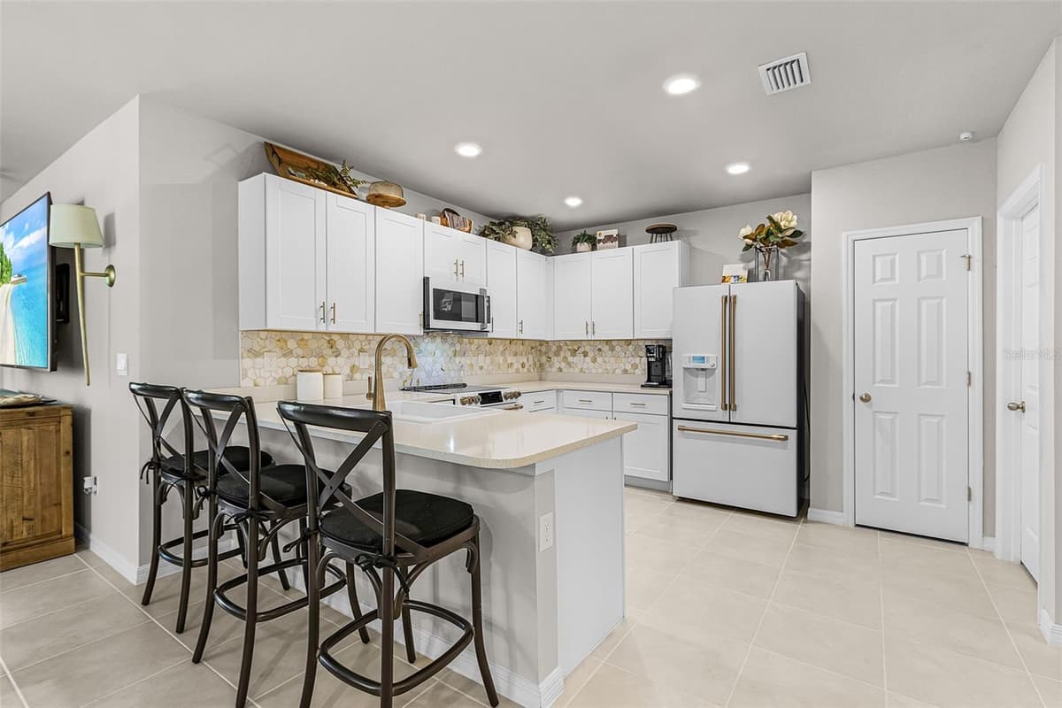 25016 LENOX CIRCLE — photo 8 of 29