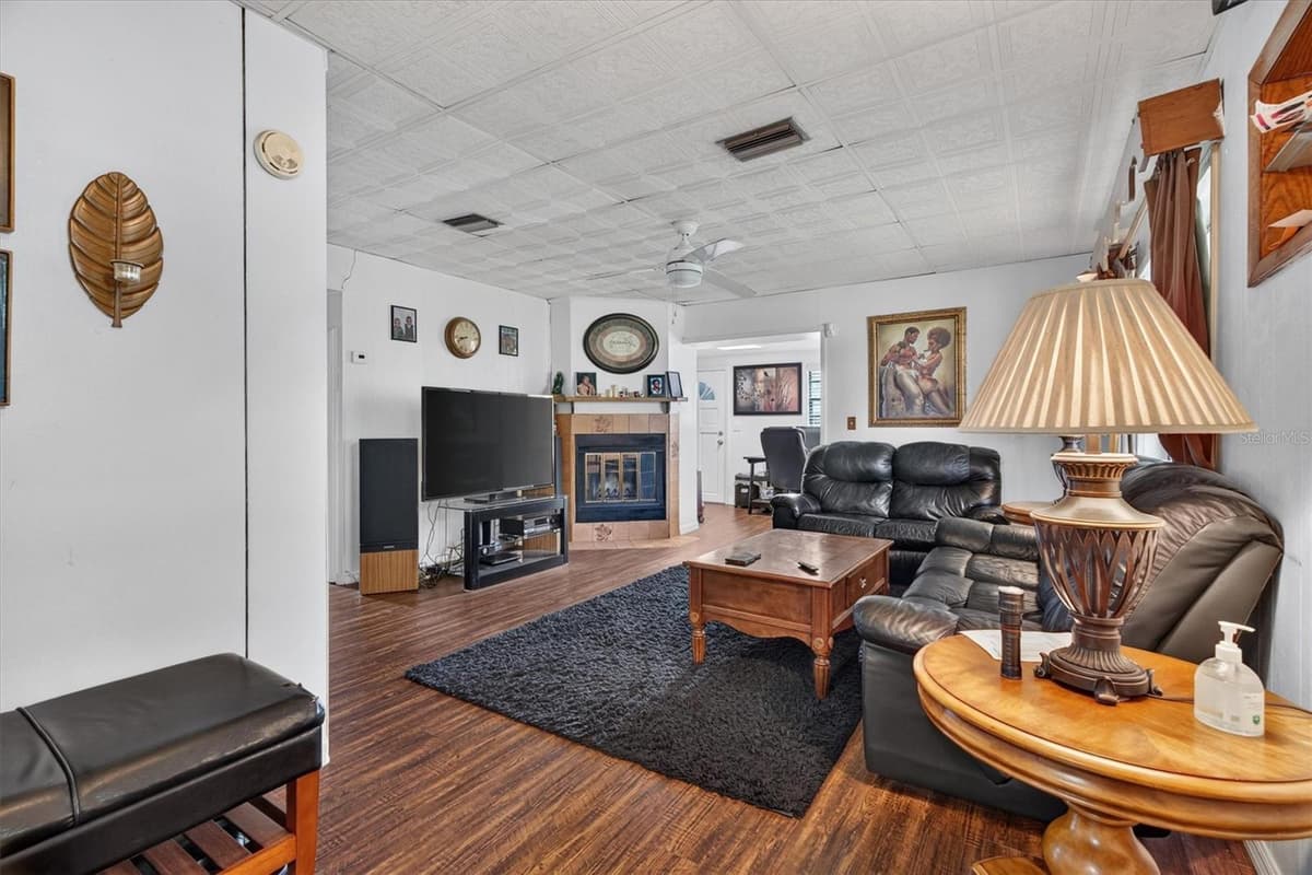 1865 CEDARWOOD DRIVE — photo 4 of 39
