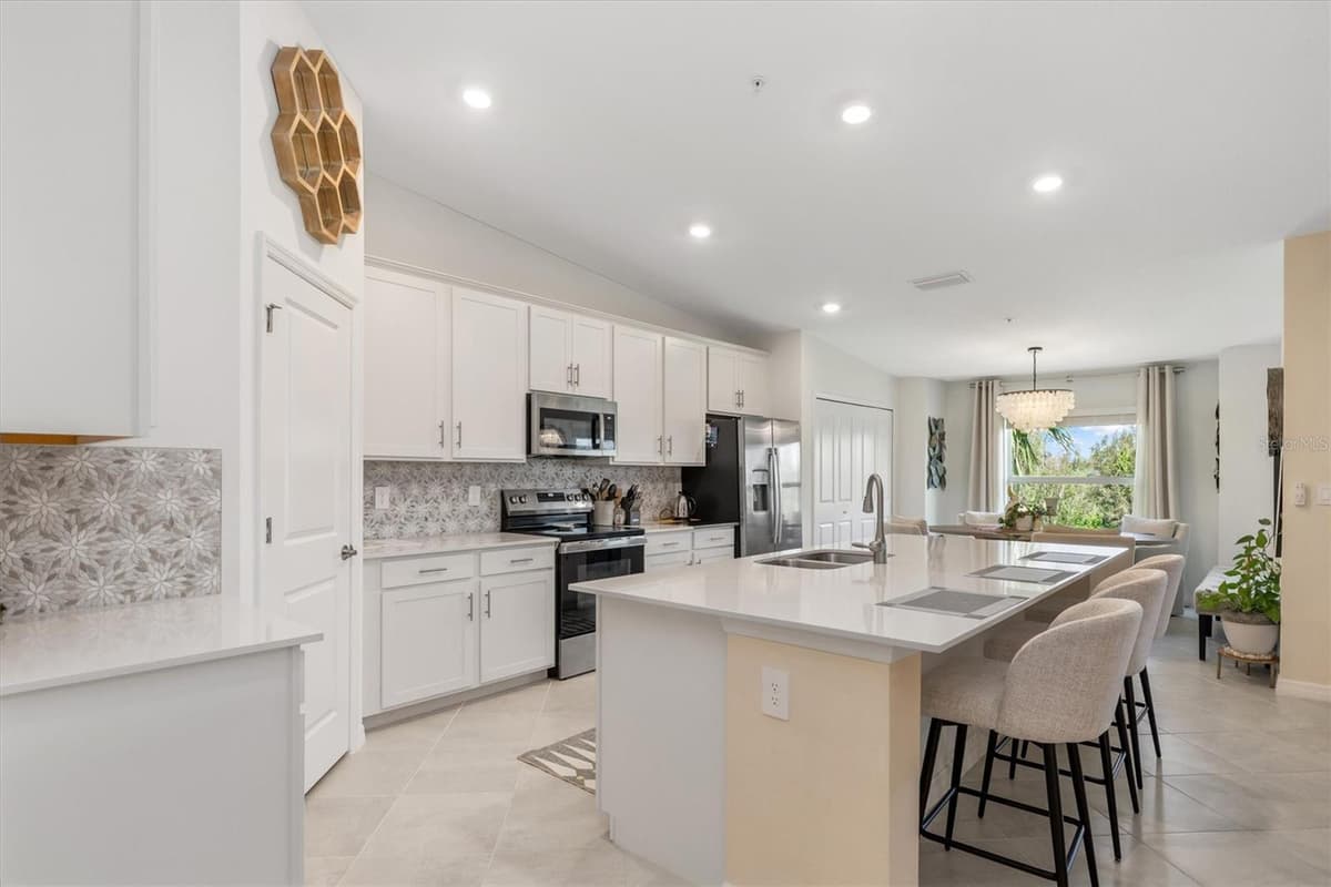 14221 HERITAGE LANDING BOULEVARD — photo 7 of 56
