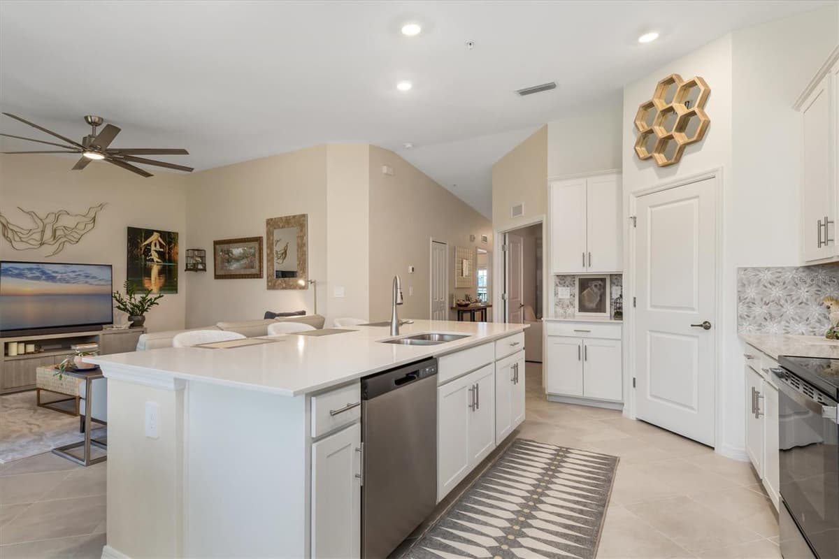 14221 HERITAGE LANDING BOULEVARD — photo 21 of 56