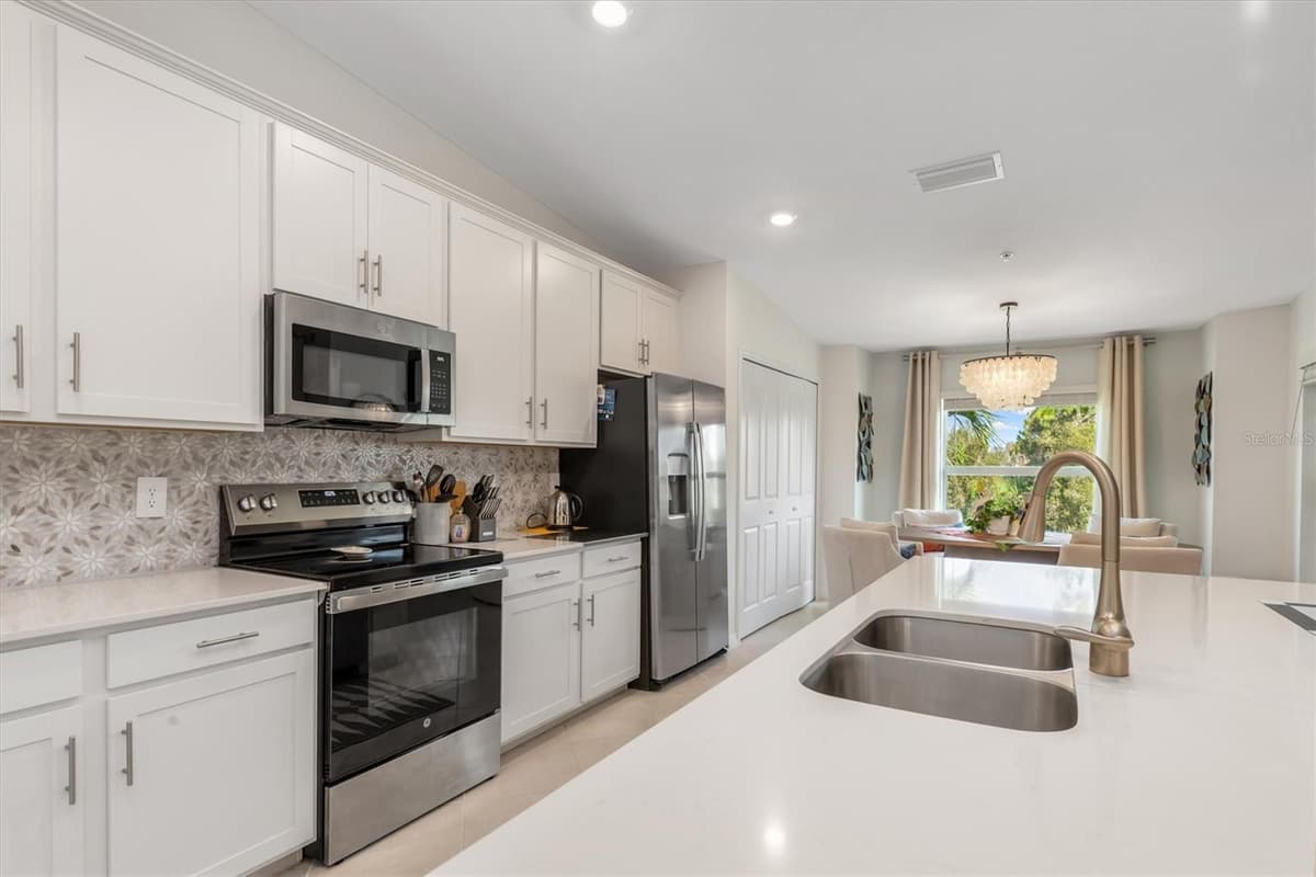 14221 HERITAGE LANDING BOULEVARD — photo 17 of 56