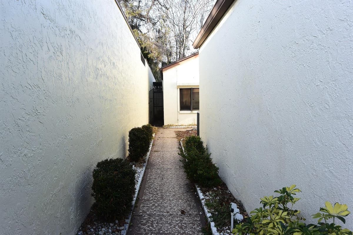 5645 HAMILTON HARBOR DRIVE — photo 4 of 6
