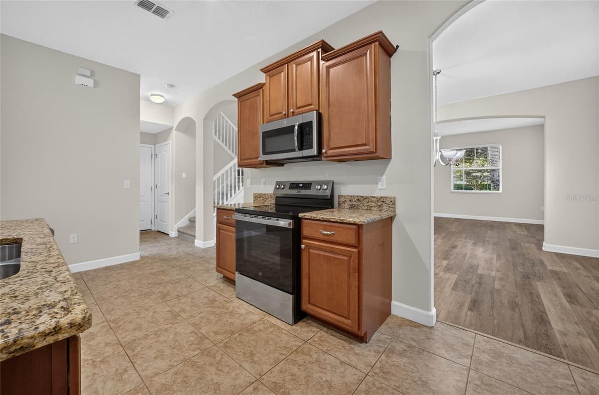5202 ROYCE DRIVE — photo 15 of 76