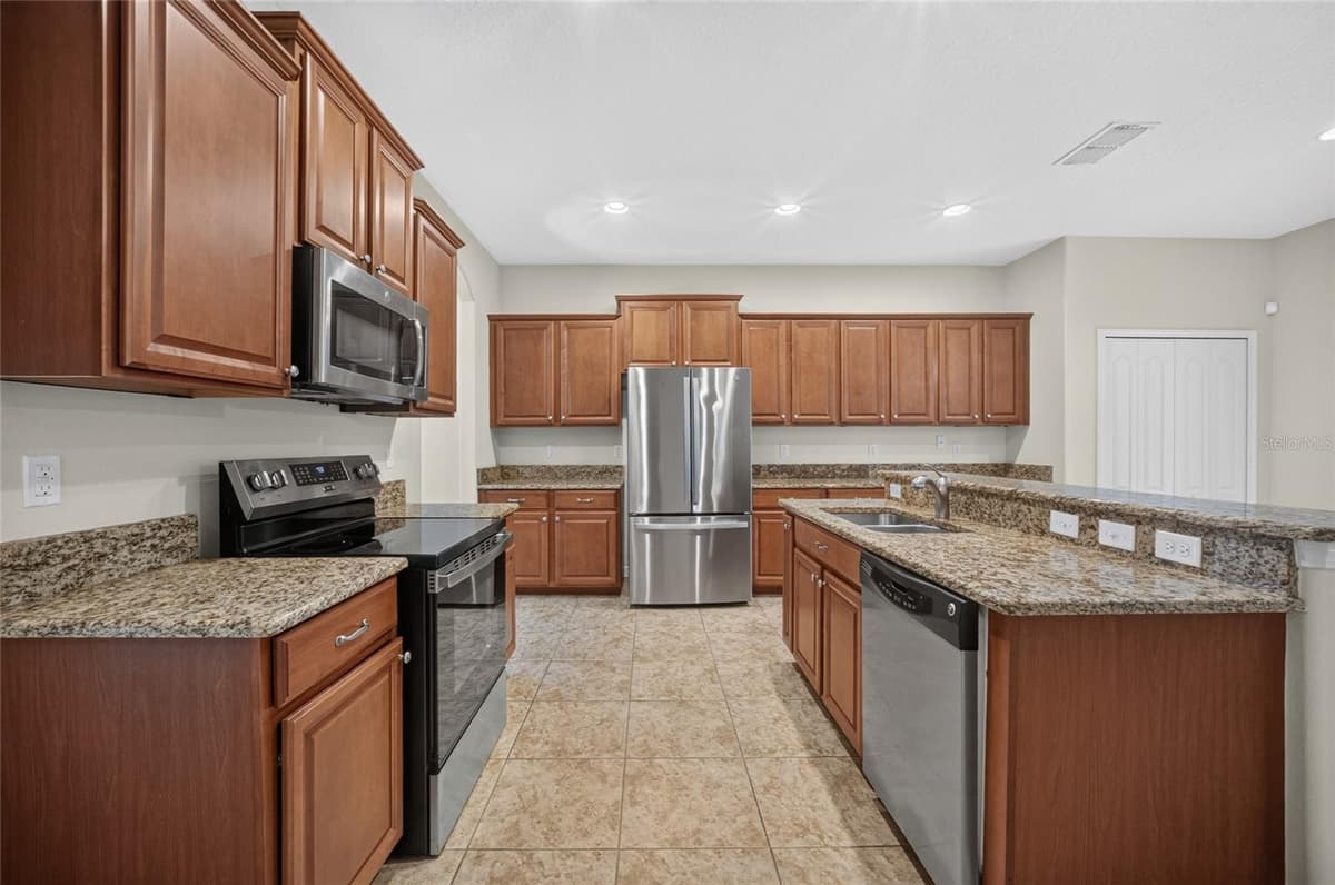 5202 ROYCE DRIVE — photo 17 of 76