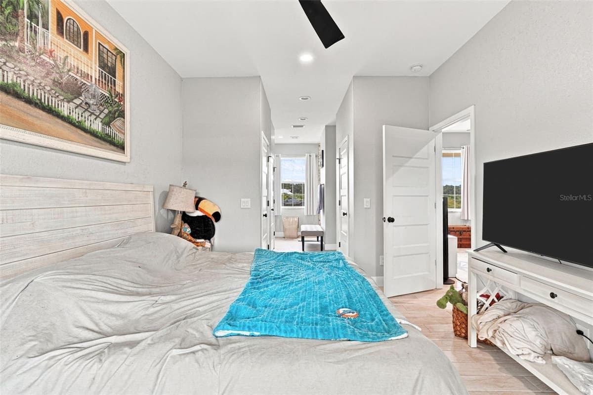 4651 PROVAU AVENUE — photo 13 of 35