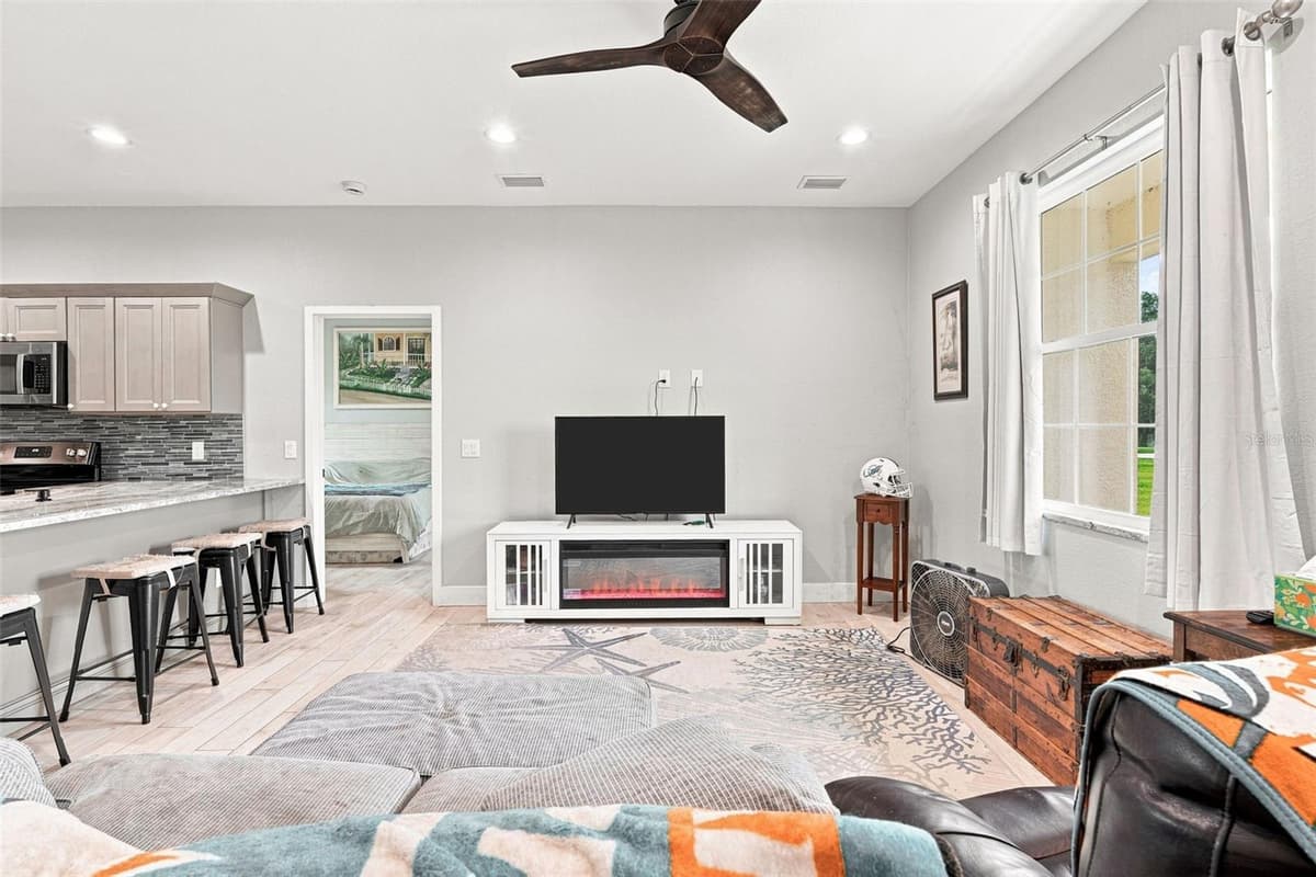4651 PROVAU AVENUE — photo 4 of 35