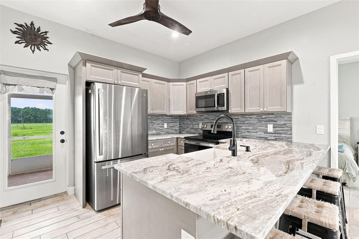 4651 PROVAU AVENUE — photo 8 of 35