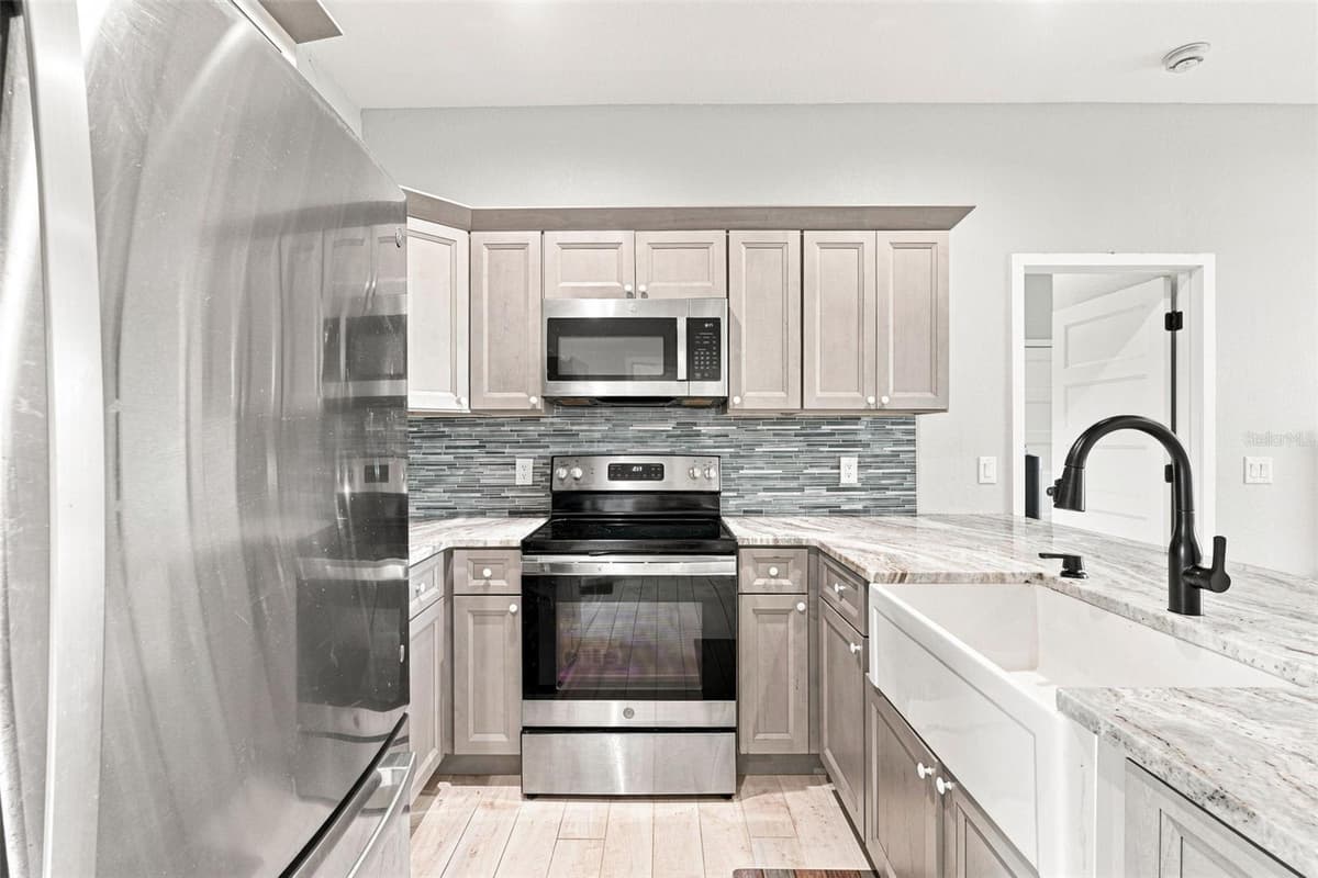 4651 PROVAU AVENUE — photo 11 of 35