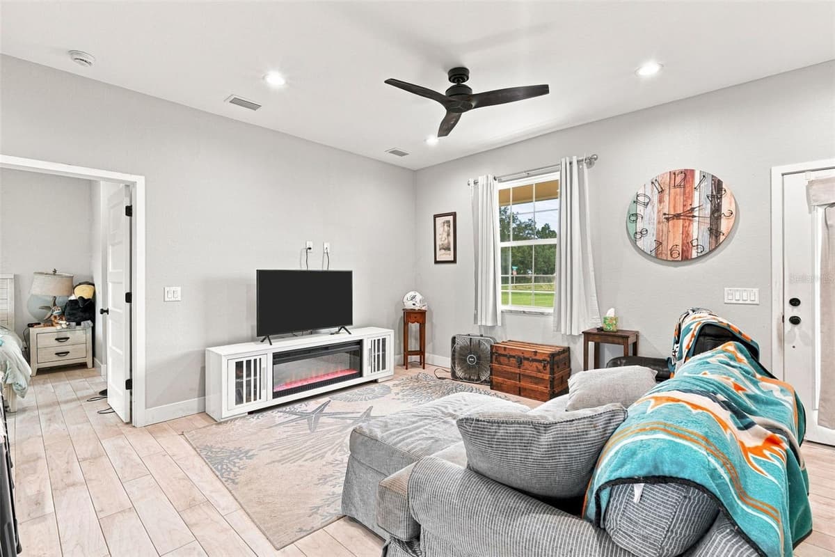 4651 PROVAU AVENUE — photo 7 of 35