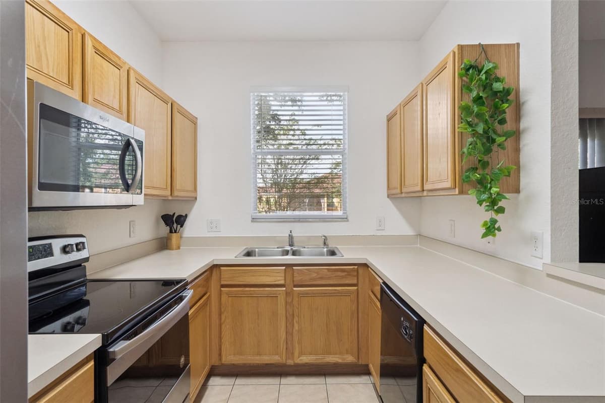 245 CAMBRIA AVENUE — photo 8 of 33
